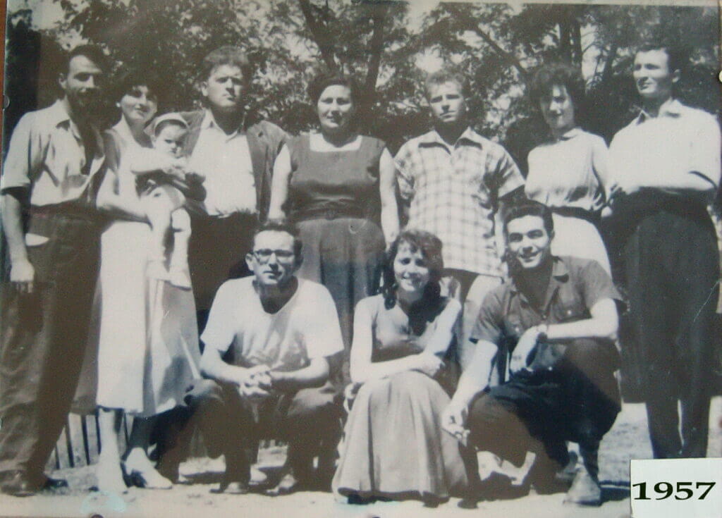 FOTO-1-Nastavni-kadar-škole-u-Stubici-1957-IZVOR-www.osbrankoradicevic-popovac.edu_.rs_-1024x735