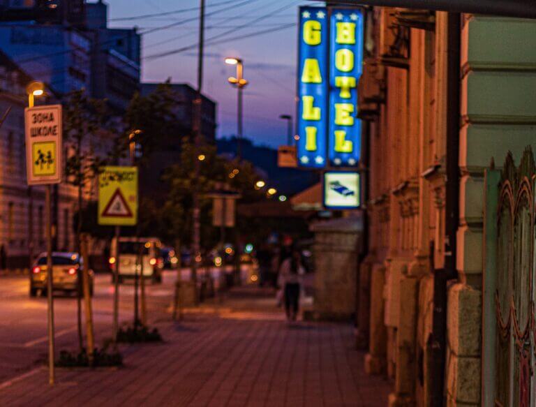 FOTO-3-Saobraćani-napisi-na-ćirilici-ali-komercijalni-na-latinici-IZVOR-Dimitar-Kazakov-Unsplash-768x583