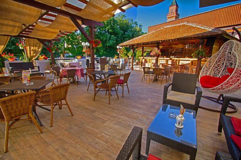 FOTO-6-Terasa-hotela-IZVOR-booking.com_-768x512