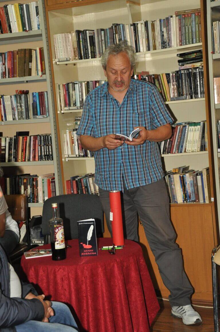 Foto-1-Promocija-Dejanove-prve-knjige-u-Biblioteci-IZVOR-Fejsbuk-profil-Dejana-Stanisavljevića-768x1157